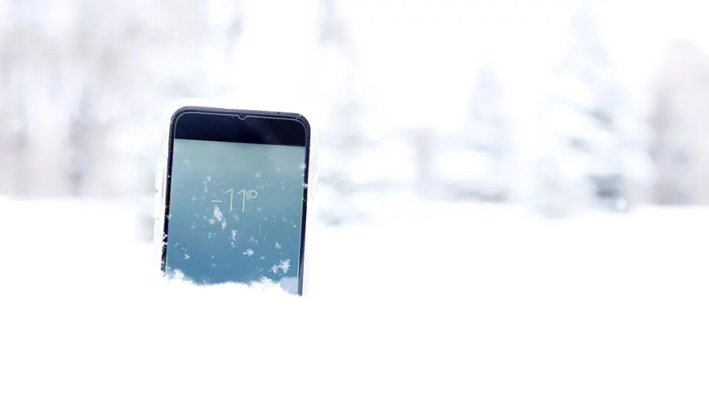 smartphone stuck in christmas snow in -11 degrees