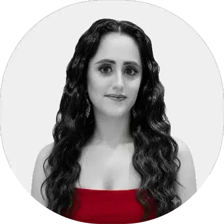 Headshot of Akta, team member of BusinessMobiles.com